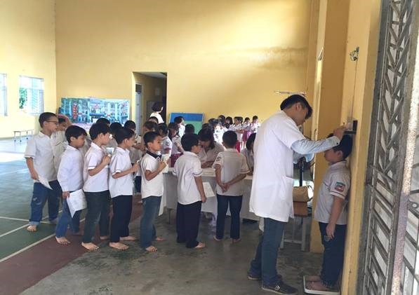 Trường Tiểu học Đức Giang tổ  chức khám  sức khỏe cho học sinh năm học 2016-2017